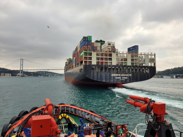 Ukrayna'dan ayrılan konteyner gemisi İstanbul Boğazı'ndan geçti